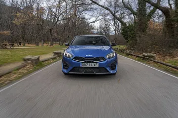Vista frontal del Kia Ceed mostrando líneas dinámicas y parrilla característica.