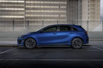 Vista lateral que muestra la silueta aerodinámica del Kia Ceed.