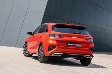Vista trasera y lateral del Kia Ceed destacando su diseño dinámico.
