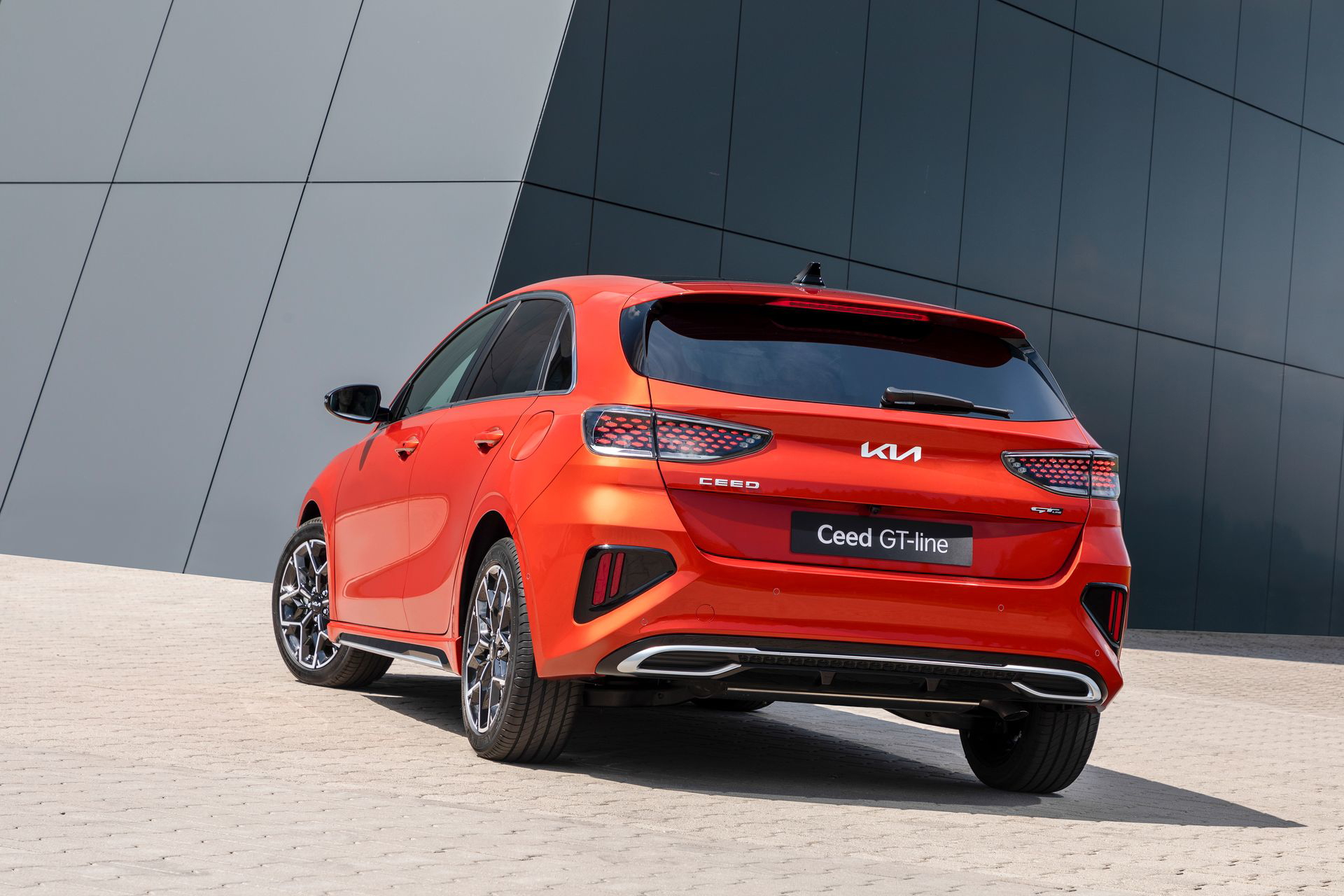 Vista trasera y lateral del Kia Ceed destacando su diseño dinámico.