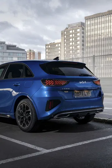 Vista trasera-lateral que muestra el diseño y llantas del Kia Ceed.