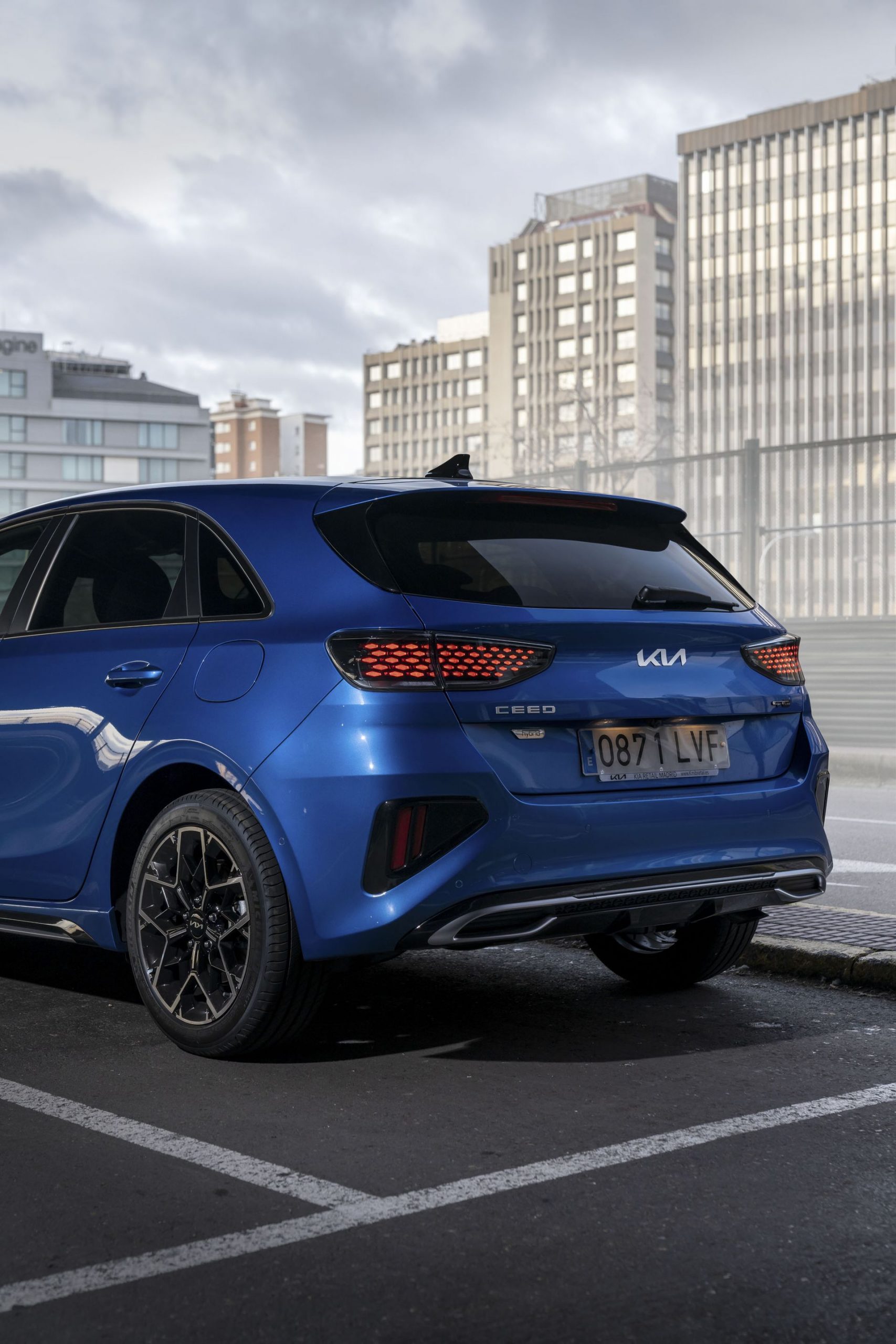 Vista trasera-lateral que muestra el diseño y llantas del Kia Ceed.