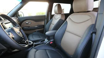 Vista lateral de los asientos delanteros del Kia e-Soul, tapicería de alta calidad.