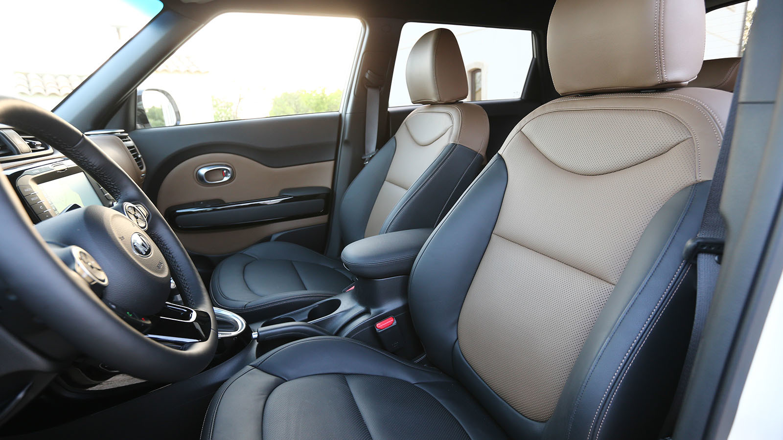 Vista lateral de los asientos delanteros del Kia e-Soul, tapicería de alta calidad.