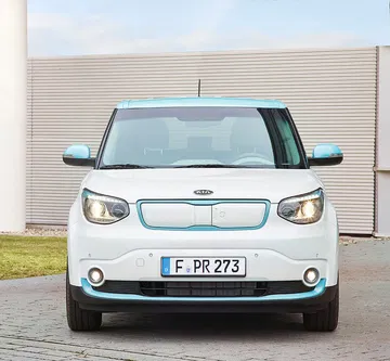 Vista delantera del Kia e-Soul, destacando su expresiva parrilla y faros LED.