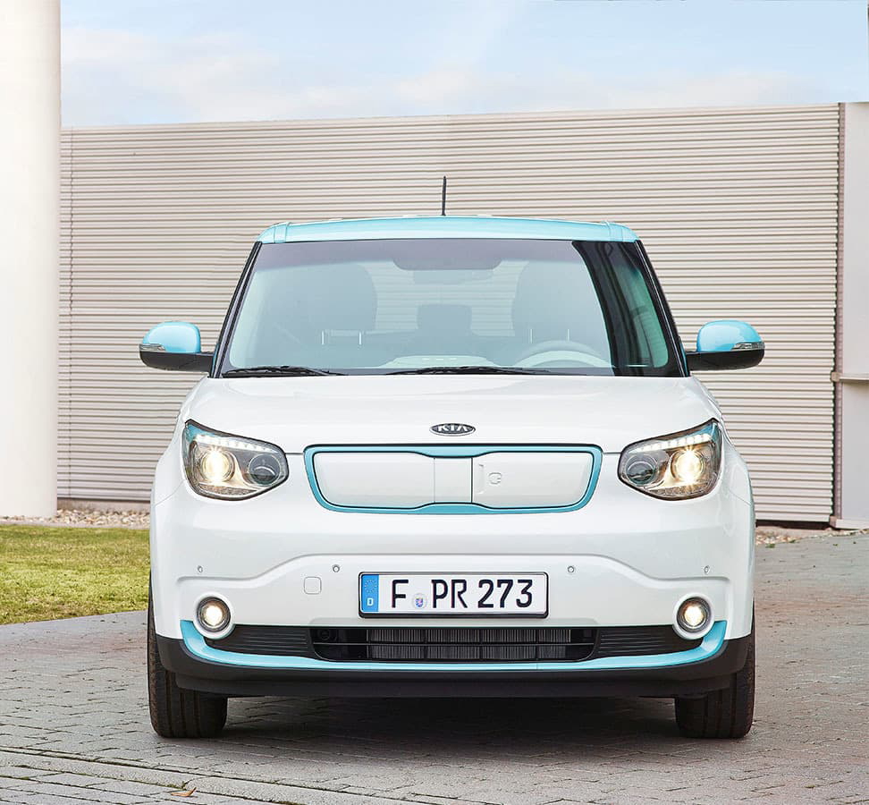 Vista delantera del Kia e-Soul, destacando su expresiva parrilla y faros LED.