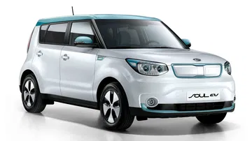 Vista angular del Kia e-Soul resaltando su diseño frontal y lateral.