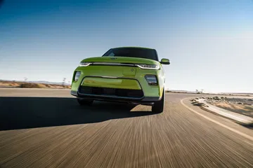 Vista frontal del Kia e-Soul en movimiento, destacando su diseño futurista.
