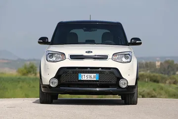 Vista frontal del Kia e-Soul destacando su diseño único y faros LED.