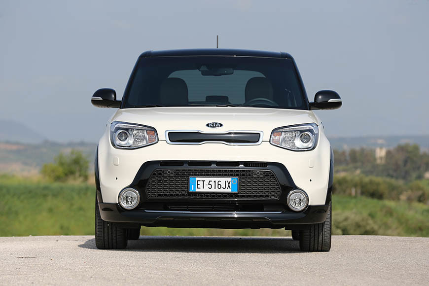 Vista frontal del Kia e-Soul destacando su diseño único y faros LED.