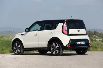 Vista lateral del Kia e-Soul destacando su diseño boxy y líneas modernas