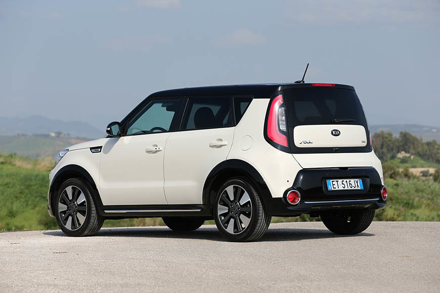 Vista lateral del Kia e-Soul destacando su diseño boxy y líneas modernas
