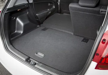 Vista del maletero del Kia Venga, amplio y con piso plano para mayor comodidad en la carga.