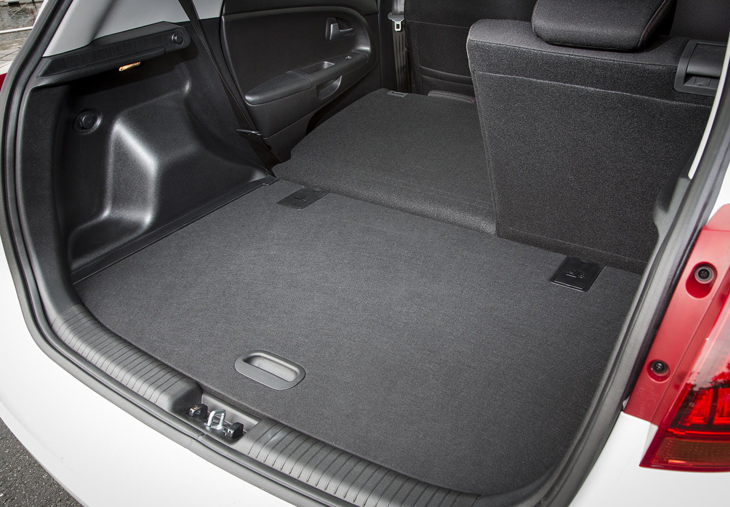 Vista del maletero del Kia Venga, amplio y con piso plano para mayor comodidad en la carga.