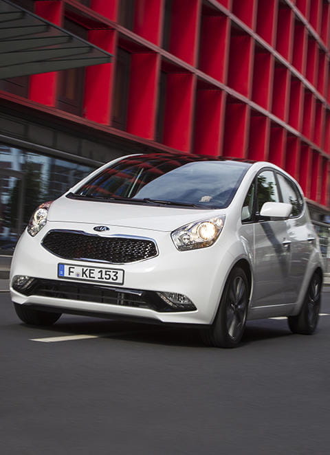 Vista dinámica del Kia Venga, mostrando su diseño frontal y lateral.