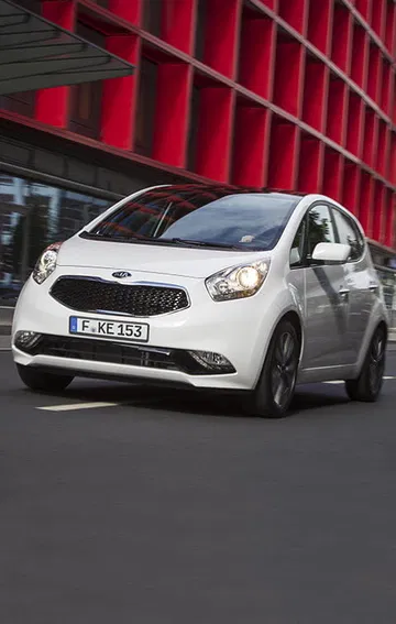 Kia Venga en movimiento mostrando su frontal y perfil lateral.