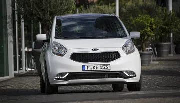 Vista frontal del Kia Venga destacando su parrilla y faros característicos.