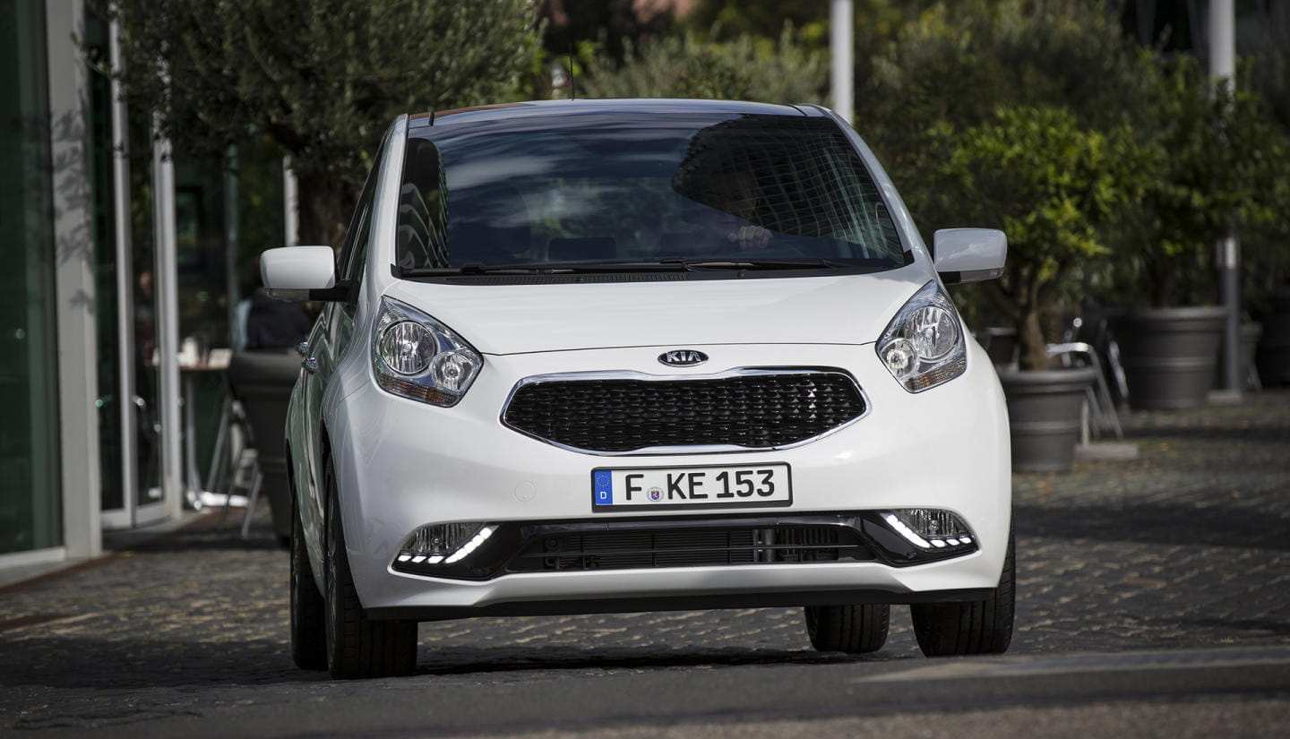 Vista frontal del Kia Venga destacando su parrilla y faros característicos.