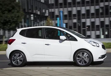 Vista lateral del Kia Venga destacando su línea dinámica y compacta.