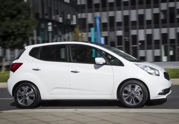 Vista lateral del Kia Venga que muestra su perfil aerodinámico y llantas de aleación.