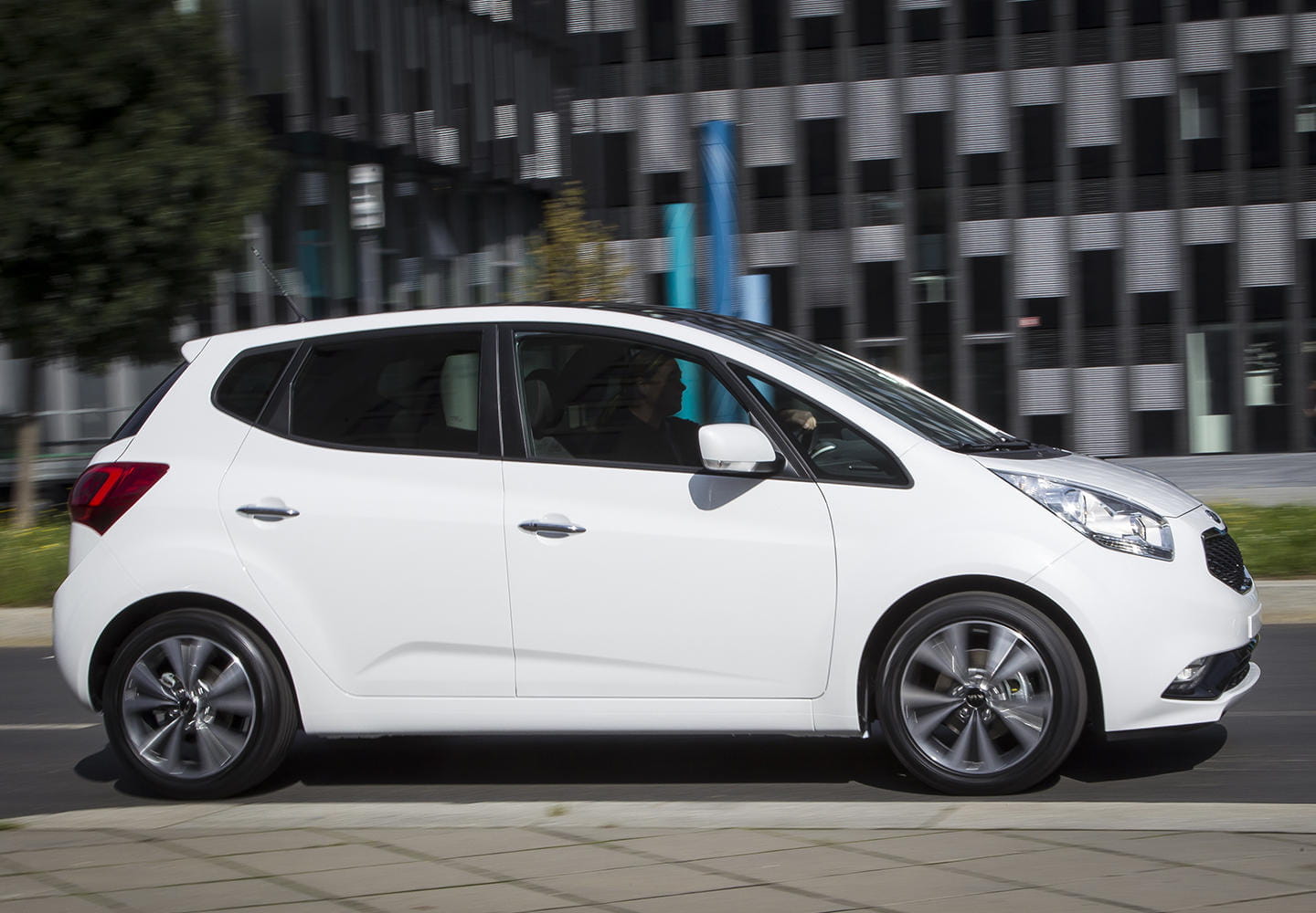 Vista lateral del Kia Venga que muestra su perfil aerodinámico y llantas de aleación.