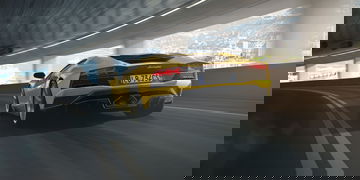 Vista dinámica del Lamborghini Aventador en amarillo destacando su silueta.
