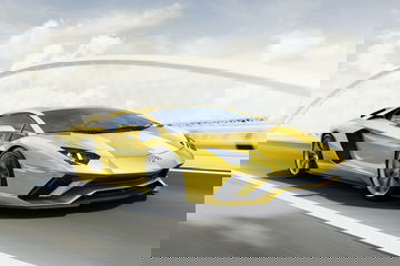 Vista dinámica del Lamborghini Aventador destacando su diseño agresivo y color llamativo.