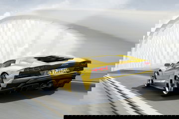 Vista lateral en movimiento del Lamborghini Aventador, destacando su diseño aerodinámico.