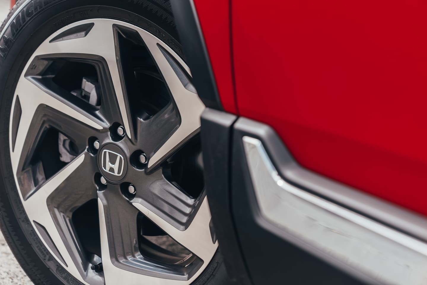 Rueda de aleación con diseño moderno y emblema de Honda en el centro.
