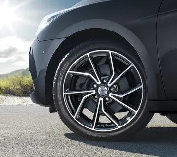 Vista cercana de la llanta de aleación del Hyundai i40, destacando su diseño deportivo.