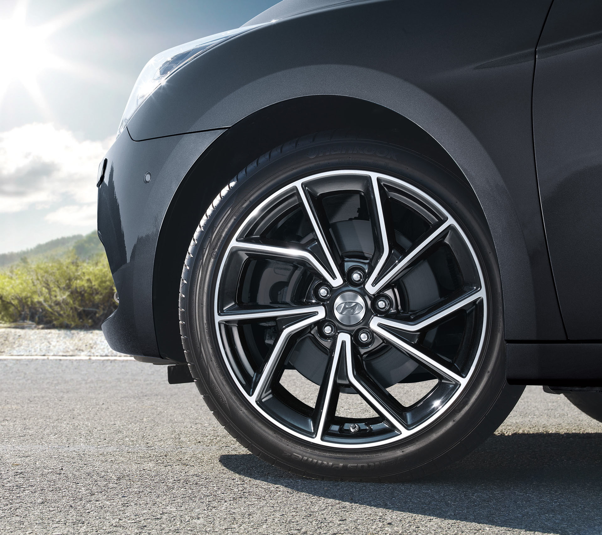 Vista cercana de la llanta de aleación del Hyundai i40, destacando su diseño deportivo.