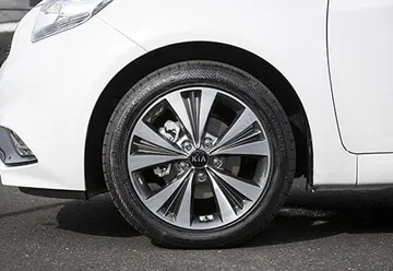 Vista detallada de la llanta de aleación del Kia Venga.