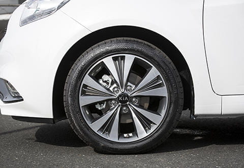 Vista detallada de la llanta de aleación del Kia Venga.