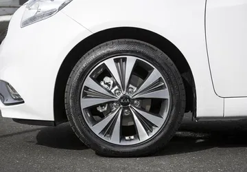 Rueda de aleación con diseño dinámico y sofisticado.