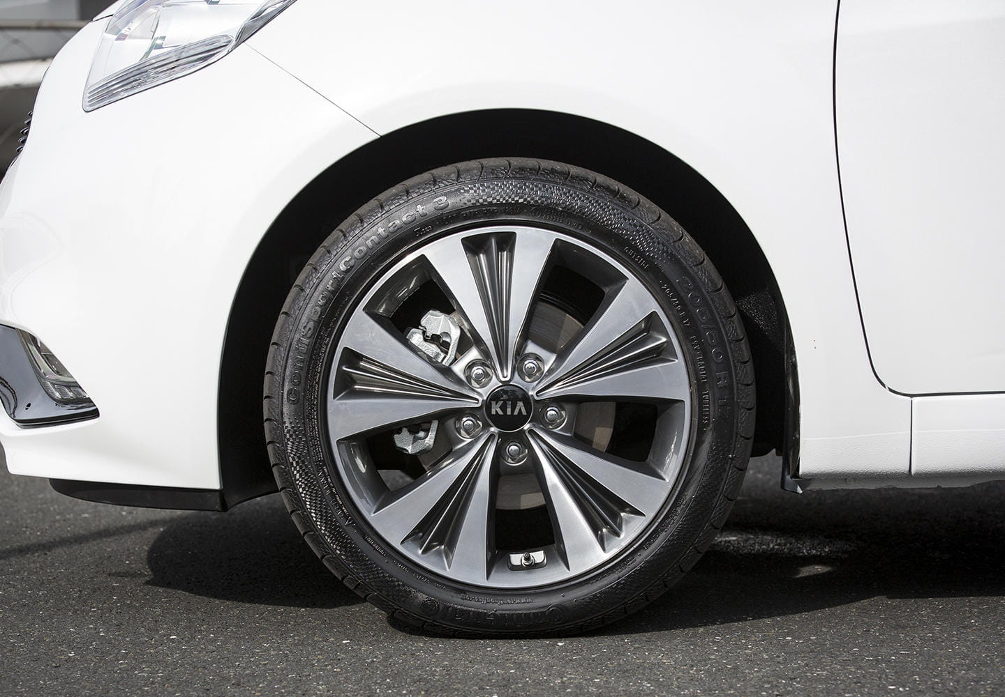 Rueda de aleación con diseño dinámico y sofisticado.