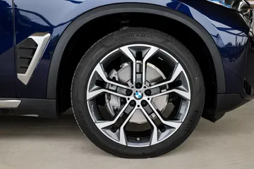 Llanta de aleación de BMW X5 con diseño dinámico y robusto.