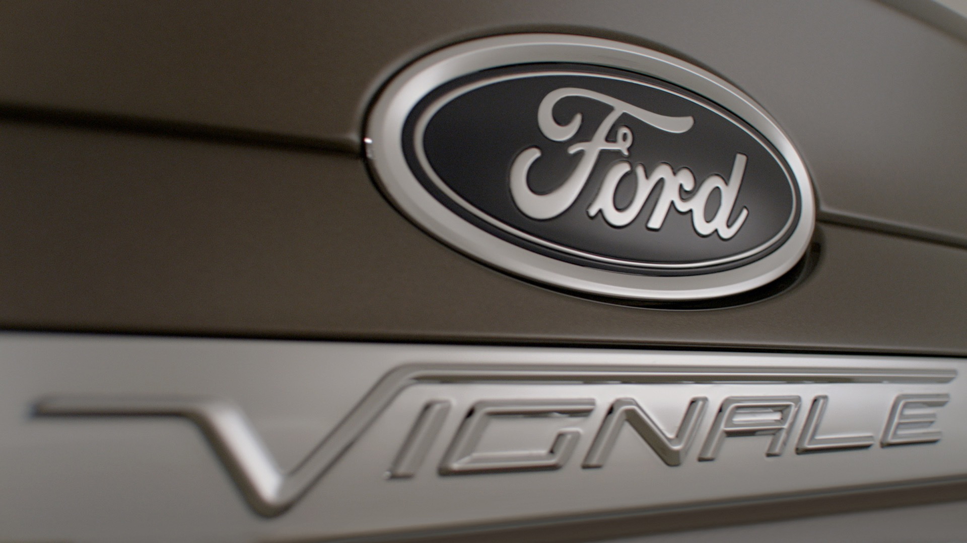 Vista cercana del badge Vignale en Ford Mondeo, resaltando nivel de acabado.