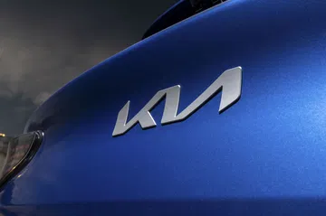 Vista cercana del emblema de Kia en la carrocería de un Ceed.