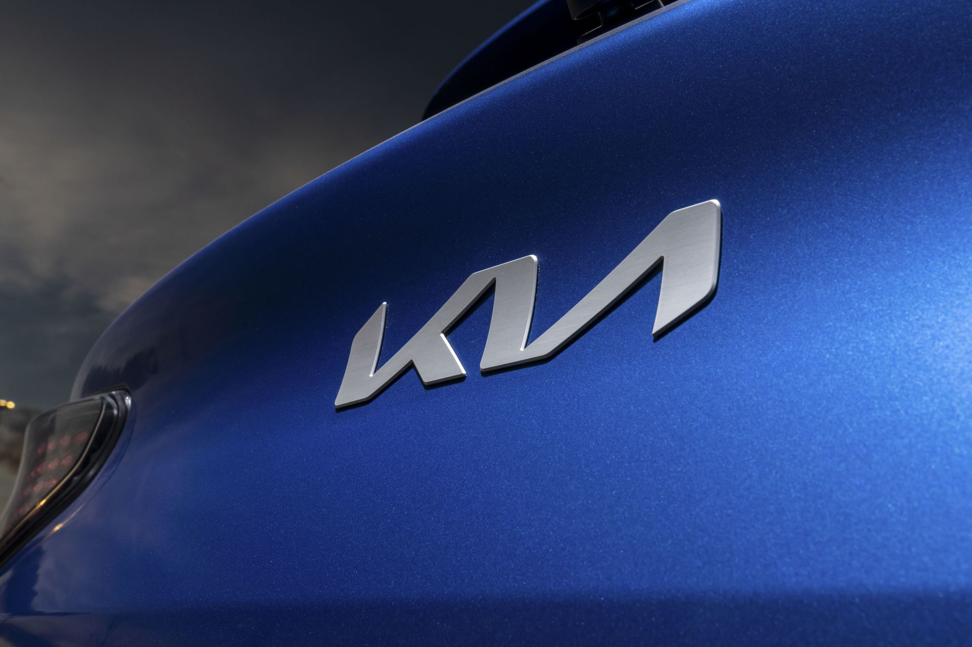 Vista cercana del emblema de Kia en la carrocería de un Ceed.