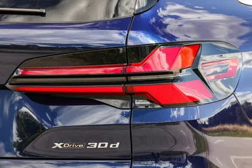 Vista en detalle de la luz trasera del BMW X5, realzando su diseño moderno