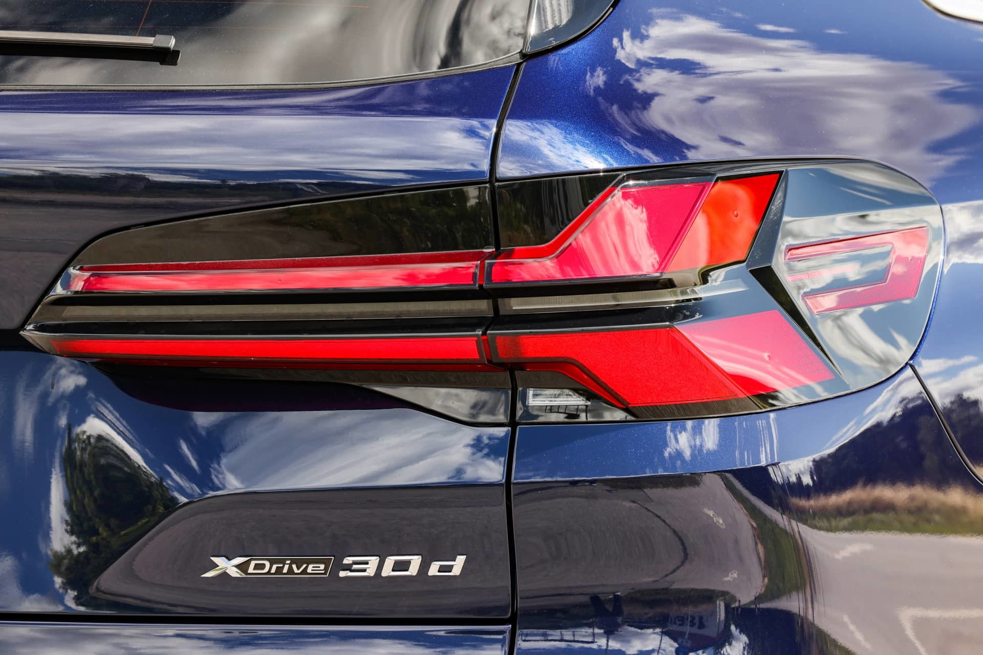 Vista en detalle de la luz trasera del BMW X5, realzando su diseño moderno