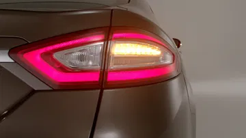 Piloto trasero del Ford Mondeo mostrando diseño y tecnología LED