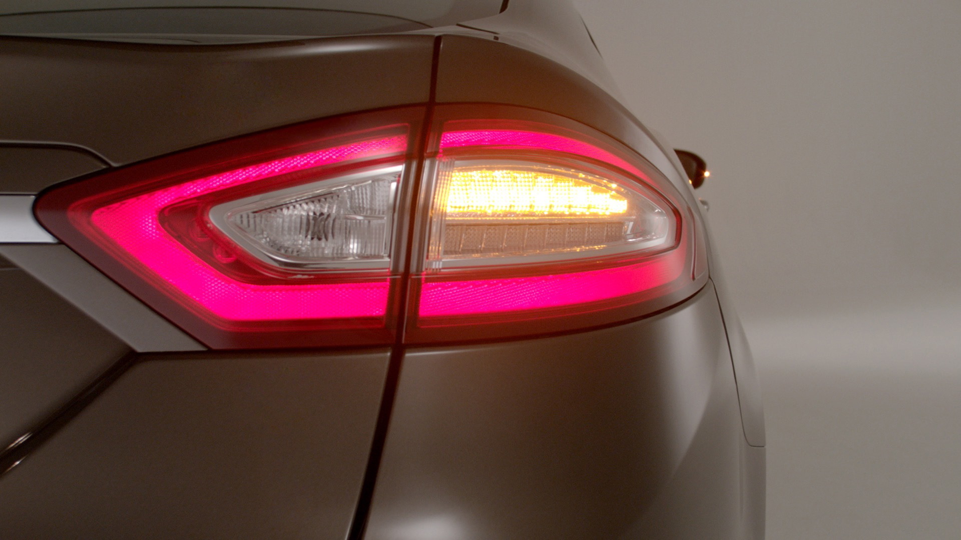 Piloto trasero del Ford Mondeo mostrando diseño y tecnología LED