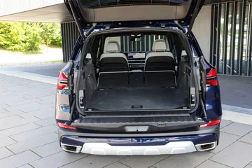 Vista trasera del BMW X5 mostrando el maletero amplio y funcional.