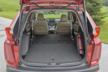 Vista del amplio maletero del Honda CR-V con asientos traseros abatibles.