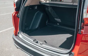 Espacioso maletero del Honda CR-V con tapicería de calidad y superficie plana.