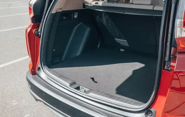 Amplio espacio de carga del Honda CR-V con visibilidad de la puerta trasera y alfombra.