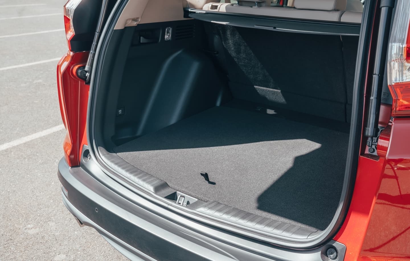 Amplio espacio de carga del Honda CR-V con visibilidad de la puerta trasera y alfombra.