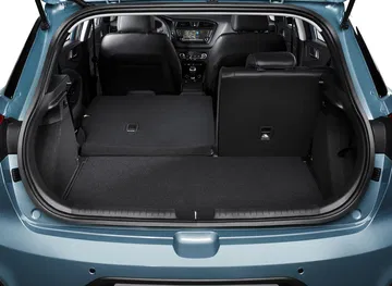 Espacioso maletero del Hyundai i20 con asientos abatibles para mayor capacidad.