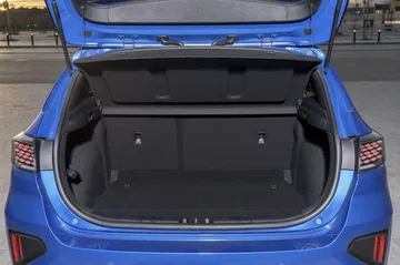 Amplio espacio de carga del Kia Ceed, mostrando su versatilidad y capacidad.